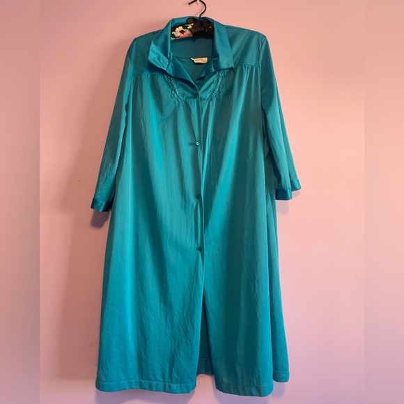 Vintage Vanity Fair Nightgown and robe set in a beautiful teal blue colour - Picture 2 of 16